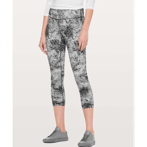 Lululemon Wunder Under Crop 21" - Picture 1 of 9